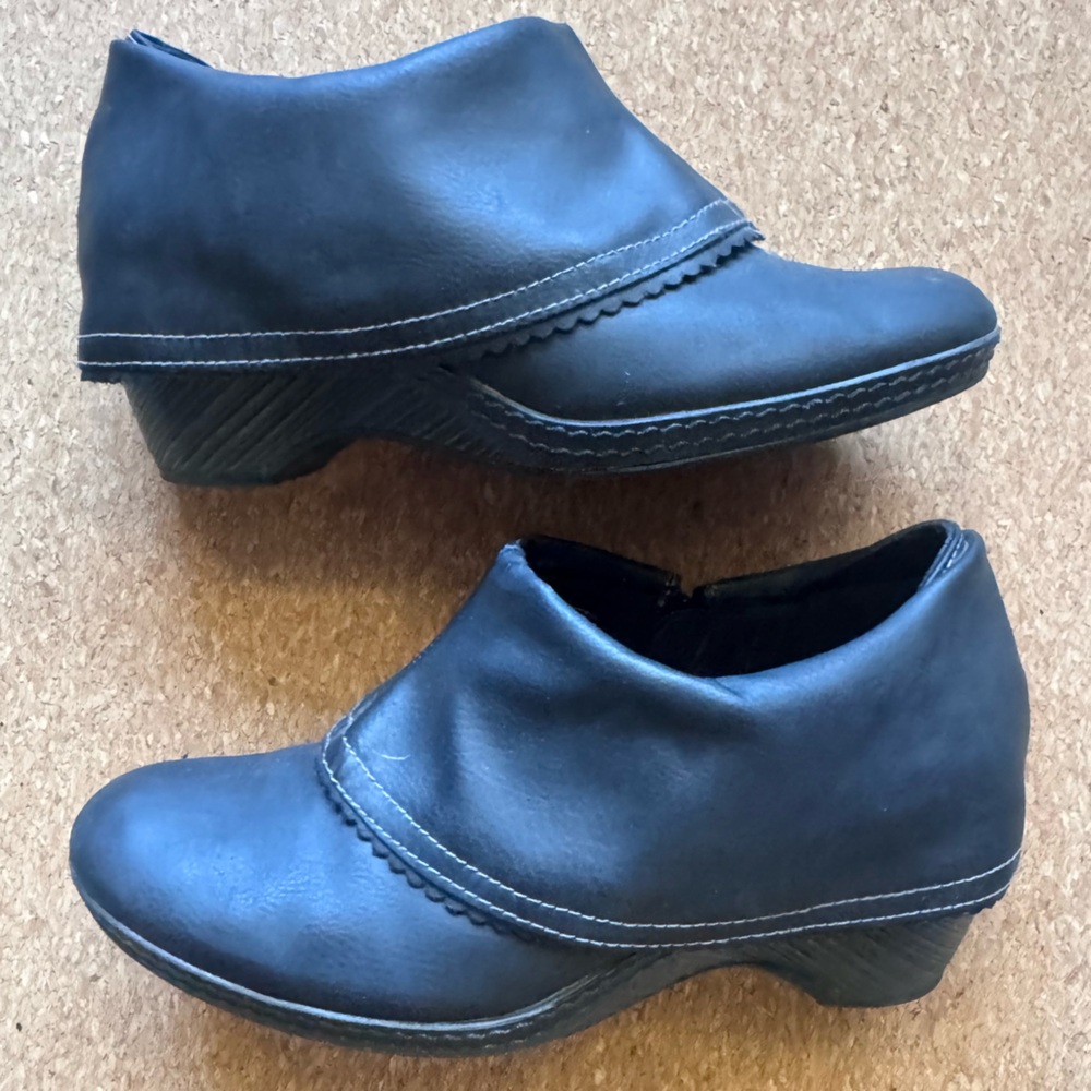 Dr Scholl’s cuffed suede Ankle Booties wedge heel size 8